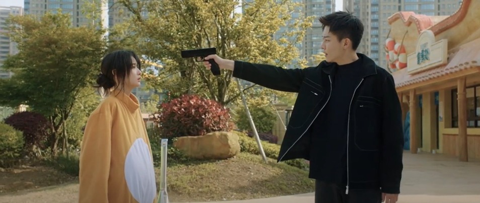 《凶案深处》中，复仇者白哲（刘怡潼饰）和刑蔓（葛鑫怡饰）的相遇，由一次绑架展开。