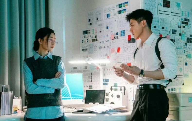 文咏珊饰演基因生物学研究员，白敬亭饰演警官丁奇，两人因墨马集团的连环凶案而重遇。