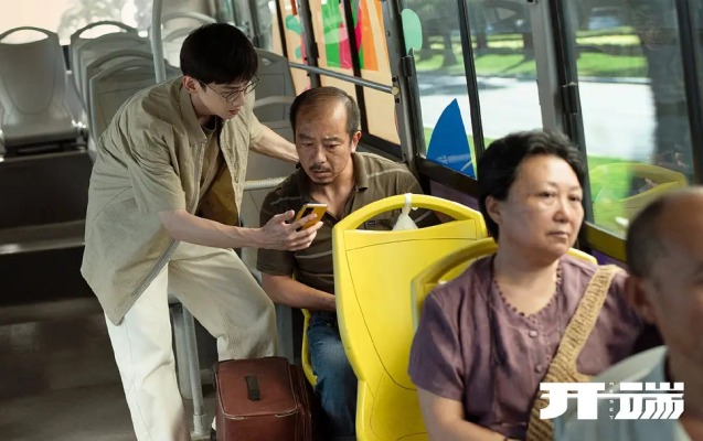 《开端》中，游戏设计师肖鹤云力图将巴士爆炸一事，告诉其他乘客，以协助他们逃离险境