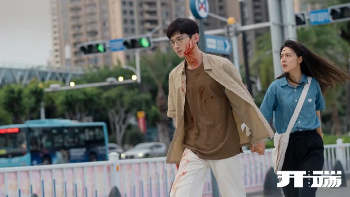 《开端》由白敬亭（左）和赵今麦（右）主演，讲述他们遭遇巴士爆炸后“死而复生”