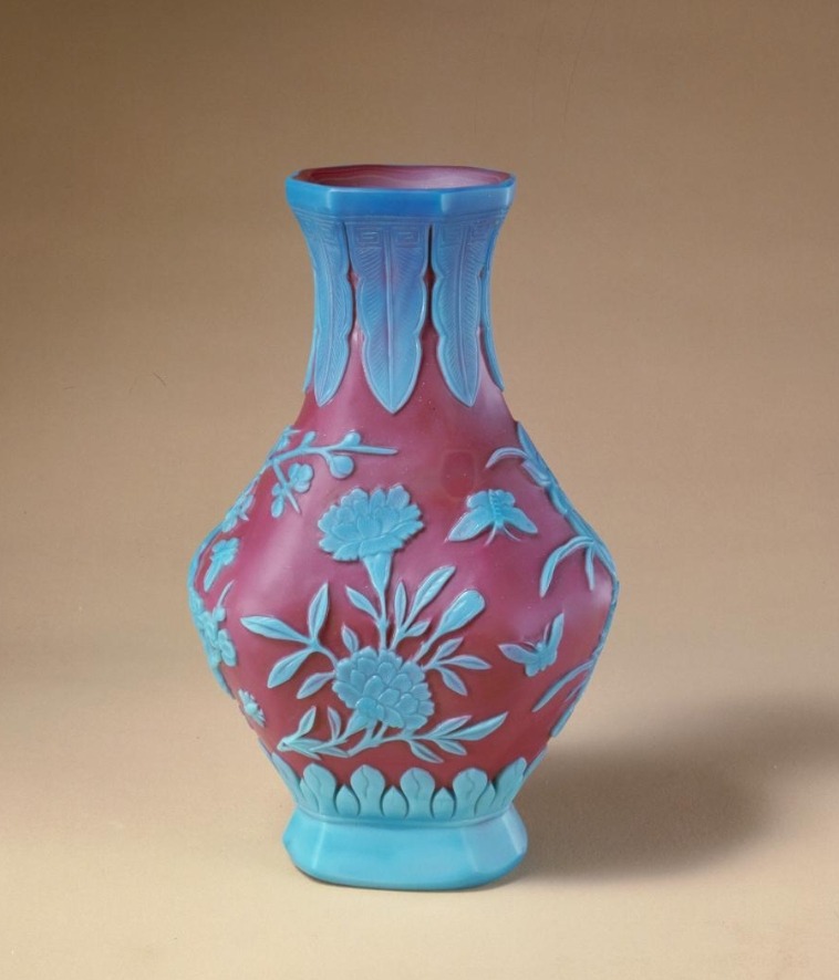 乾隆款豇豆紅套藍玻璃花蝶紋瓶