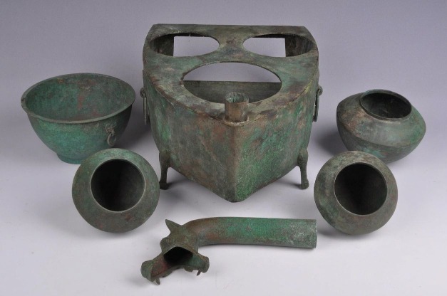 龍首青銅灶可以分拆成六個部分，包括灶身、蒸鍋、煙囪等。