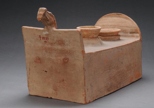 河南博物院收藏的紅釉龍頭煙囪陶灶，同樣是陪葬品。