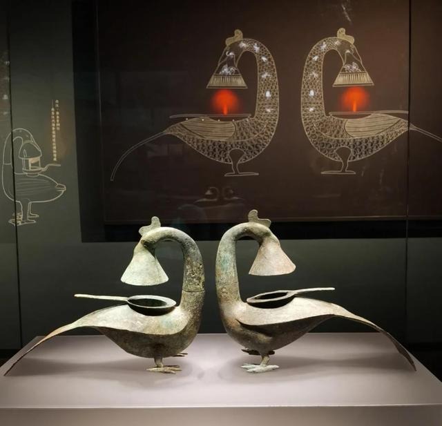 廣西博物館的一對羽紋銅鳳燈在展覽中，燈的形狀似鳳凰，運用長脖子作為導煙管，抽油煙原理與長信宮燈相似。