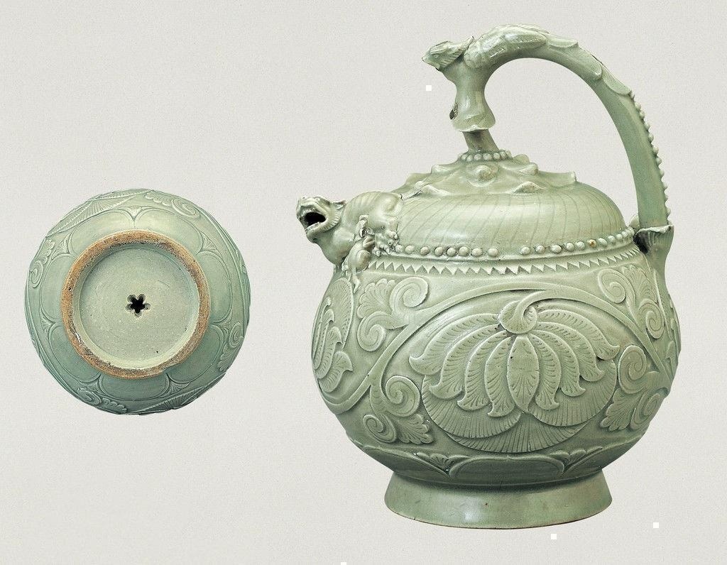 五代青瓷提梁倒灌壺，藏於陝西歷史博物館，壺高18.3釐米，腹徑14.3釐米，瓷壺有伏鳳式提梁，底部中心有梅花形注水孔，蓋、壺銜接處堆塑哺乳母子獅，球形壺腹刻飾纏枝牡丹，造型奇巧，是耀州瓷的珍品。