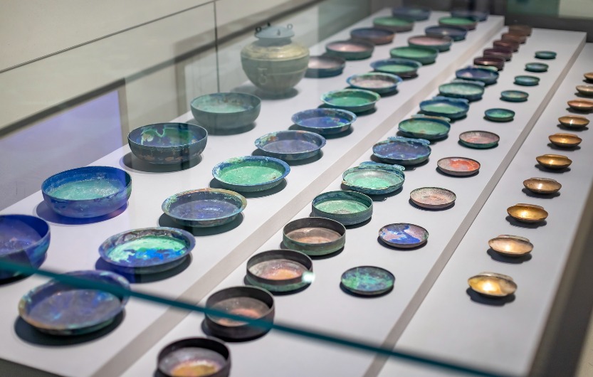 山東博物館展出戰國套疊銅餐具，將外罐「青銅罍」內的59件餐具全部展示出來，觀眾可以見到有至少四種不同的餐具，包括耳杯、碗、食盒和盤。