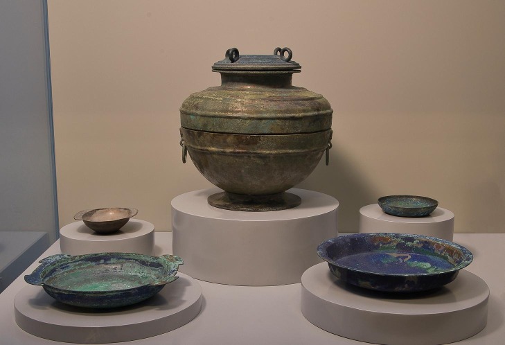 2024年，香港文物探知館舉行「禮樂和合 探知齊魯——山東文物特展」，展出共60套（約200件）精選山東文物。圖示戰國時期齊國的「套疊銅餐具」。