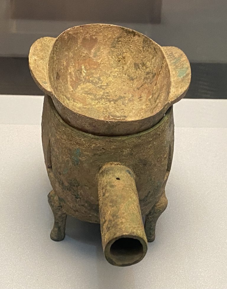 「清河食官」銅染器，上層是帶耳的染杯，容量越250至300毫升。