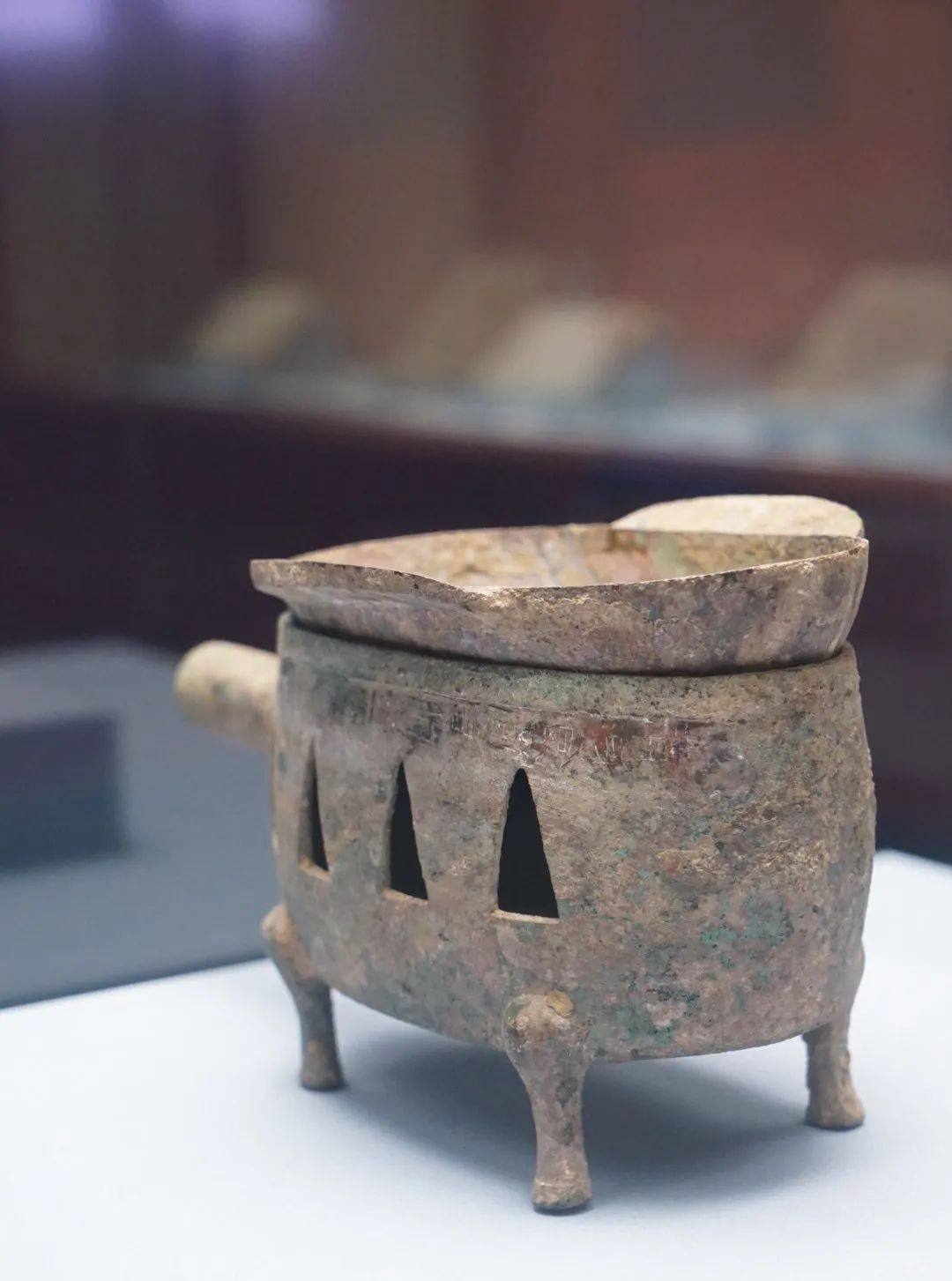 中國國家博物館的館藏文物，「清河食官」銅染器，採用上下層結構，上層是染杯，下層是炭火爐，鏤空爐壁持續通風保溫，設計巧妙。設計巧妙。