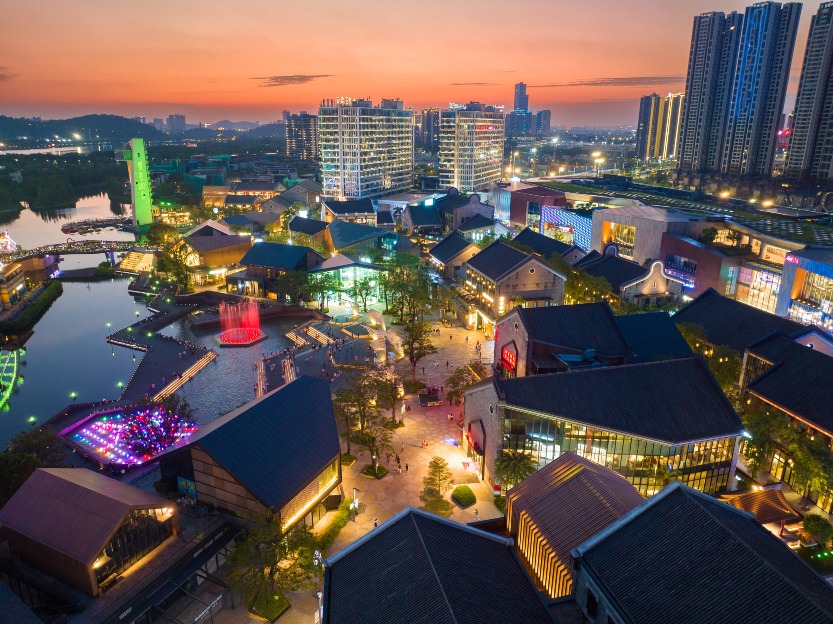 Qushui Bay Food Street at OCT Harbour PLUS in Daliang Subdistrict, Shunde, Foshan, is a new culinary landmark in Foshan, with many famous restaurants having moved in, including Shunfeng Villa, famous for its authentic Cantonese cuisine; Zhu Rou Po Private Kitchen, which specialises in traditional Shunde dishes; Dongzao Fish Head Hot Pot, which features Bashu flavours; and the old brand Shunde Fishing Village, etc. Set against the charming scenery of OCT Harbour, it has quickly become an internet-famous landmark in Foshan for 