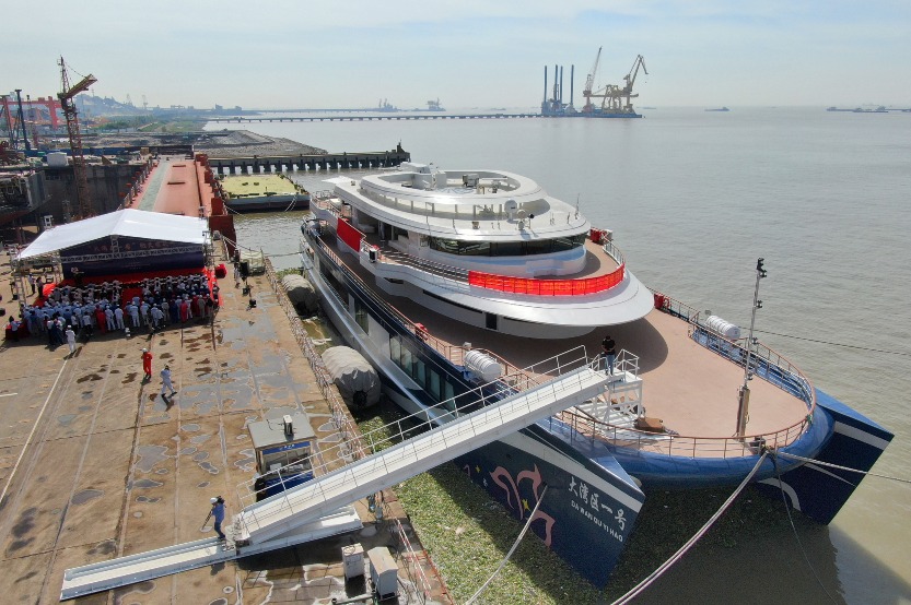 Greater Bay Area No. 1 is the country's first luxury catamaran passenger ship for the Bay Area, which is multifunctional, featuring a sight-seeing hall, an atrium, shops, high-end restaurants, function rooms, a theatre, etc.