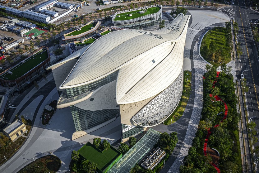 In the Hengqin Cooperation Zone, the Traditional Chinese Medicine Science and Technology Industrial Park for Cooperation between China and Macao has established a GMP pilot production, R&D testing, and industrial incubation base that meets the certification standards of mainland China, possesses internationally advanced standards, and is among the first batch of 