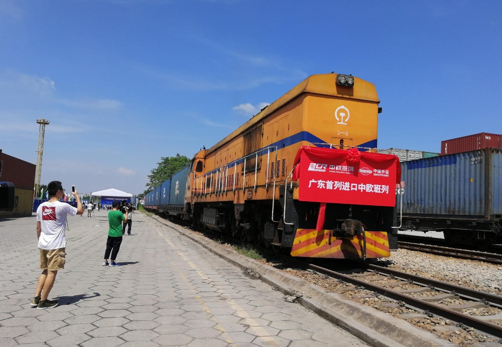 A China-Europe Railway Express carrying more than 1,000 tonnes of cargo arrives at the Dongguan Shilong Railway International Logistics Centre.