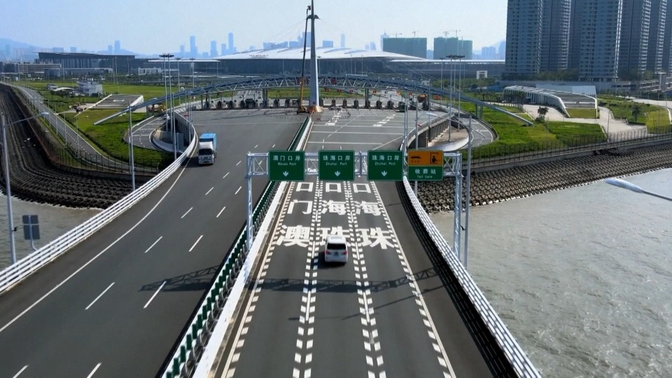 港車北上 「港車北上」自2023年7月1日起實施,香港私家車可經港珠澳大橋直接前往大灣區内地城市。