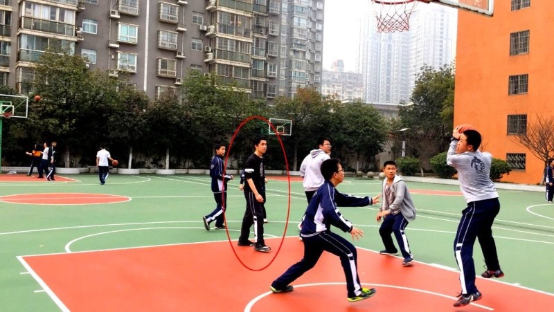 當代中國-中國新聞-一個人籃球隊01