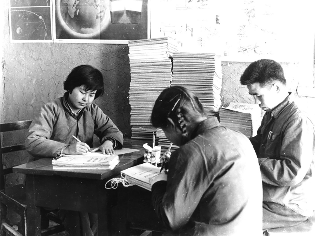 樊錦詩曾在訪問談及1962年北大歷史系的實習前,她把敦煌之行想得非常美妙。等到下車時,就傻眼了:這裏完全不是她想象的樣子,當地生活條件的艱苦程度是難以想象的。 樊錦詩曾在訪問談及1962年北大歷史系的實習前,她把敦煌之行想得非常美妙。等到下車時,就傻眼了:這裏完全不是她想象的樣子,當地生活條件的艱苦程度是難以想象的。