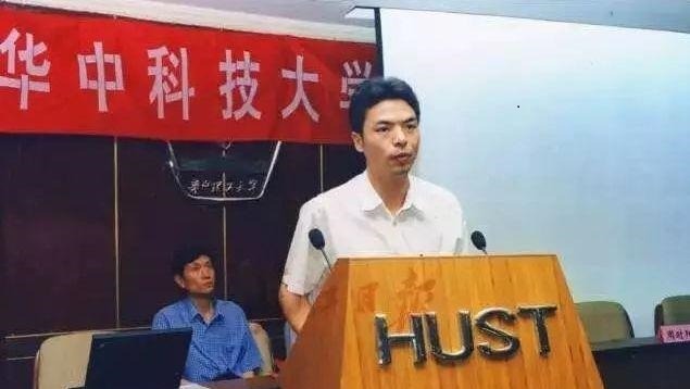 「微信之父」張小龍是湖南省邵陽人，畢業於華中科技大學，由於他與小米創辦人雷軍同歲，一樣是1969年出生，一樣在武漢升讀大學，一樣在科網界闖出名堂，因此外界經常將二人比較。（網上圖片）