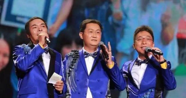 根據傳媒引述,張小龍本應需每周到深圳總部開會,但卻一直以起不了床為藉口缺席。馬化騰讓秘書把他喚起來,但張小龍繼續藉口多多,指道路擠塞,怕趕不上,所以馬化騰每星期都派車來接他。圖為某年騰訊年會,馬化騰(中)與張小龍(左)等高管合唱。(網上圖片) 根據傳媒引述,張小龍本應需每周到深圳總部開會,但卻一直以起不了床為藉口缺席。馬化騰讓秘書把他喚起來,但張小龍繼續藉口多多,指道路擠塞,怕趕不上,所以馬化騰每星期都派車來接他。圖為某年騰訊年會,馬化騰(中)與張小龍(左)等高管合唱。(網上圖片)