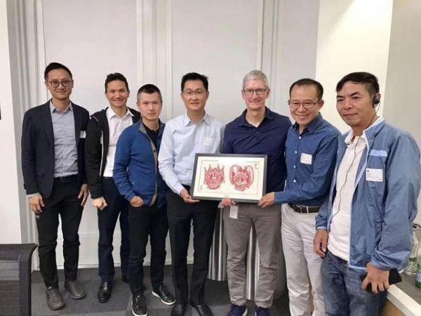 張小龍視蘋果創辦人喬布斯為偶像。圖為2017年9月馬化騰(中)帶着張小龍(右一)等高管到蘋果總部參觀的情況,他們並向CEO庫克(右三)送上中國剪紙工藝作見面禮。(網上圖片) 張小龍視蘋果創辦人喬布斯為偶像。圖為2017年9月馬化騰(中)帶着張小龍(右一)等高管到蘋果總部參觀的情況,他們並向CEO庫克(右三)送上中國剪紙工藝作見面禮。(網上圖片)