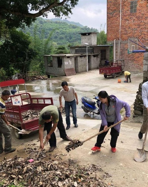 當代中國-扶貧-棄城市生活回饋家鄉黃文秀用生命堅守在扶貧路上