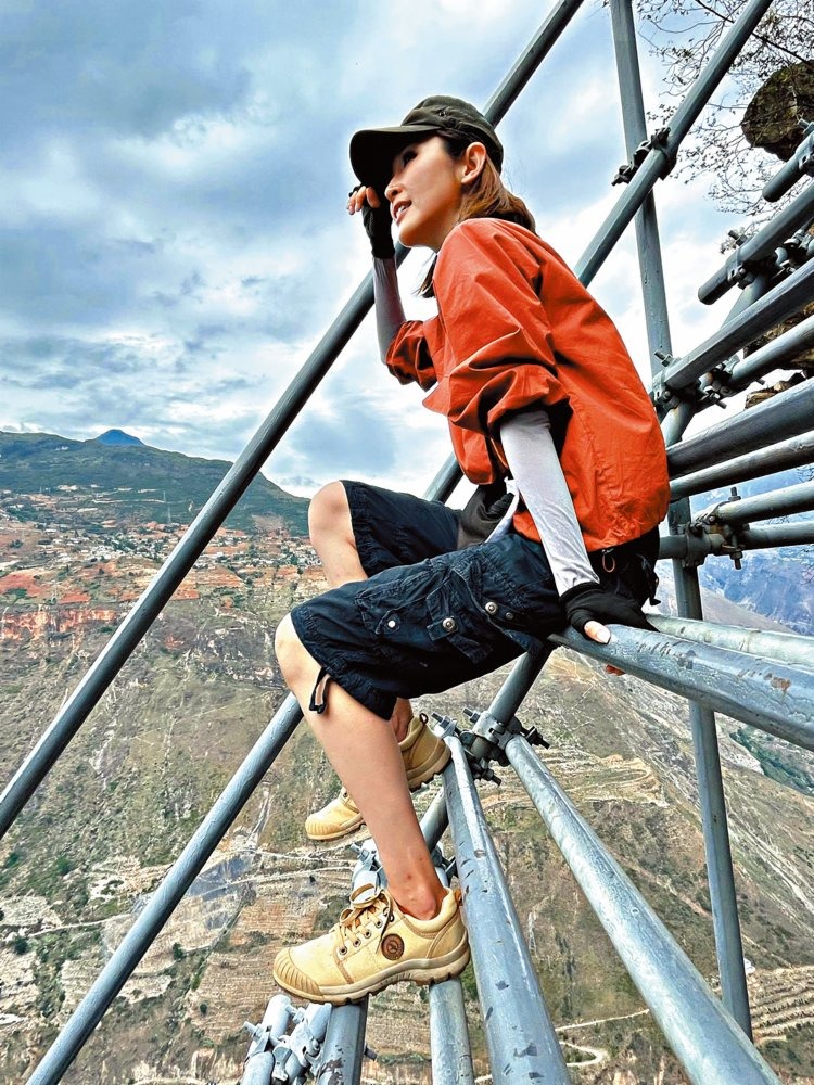 感動中國人物-TVB無窮之路-陳貝兒探訪懸崖村