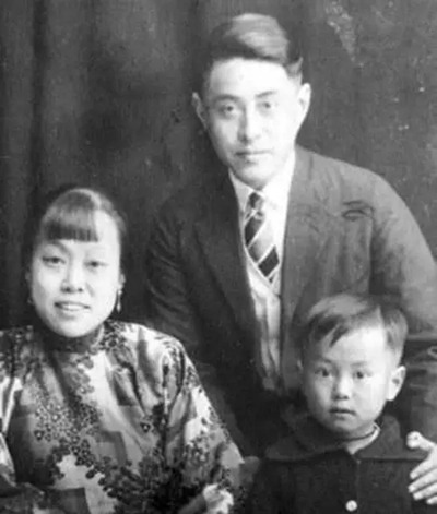 Yang Chen-Ning with his parents during his childhood.
