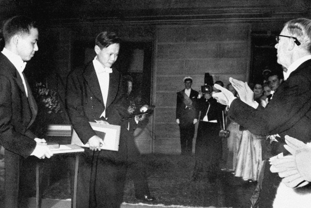 Yang Chen-Ning (second from left) and Tsung-Dao Lee (first from left) collaborated to win the Nobel Prize.