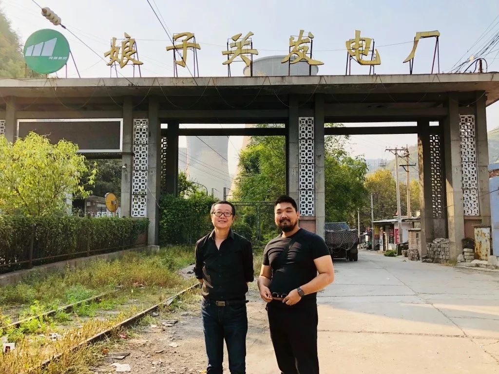 A photo of Liu Cixin (left) returning to the power plant in 2018