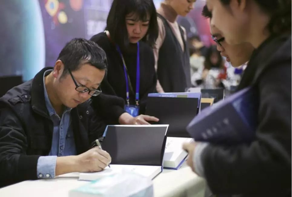 Liu Cixin signing autographs for fans