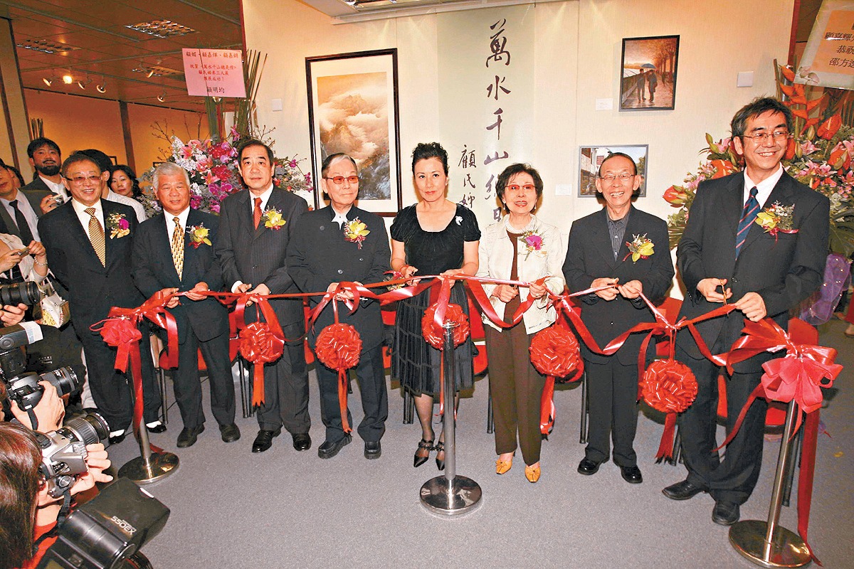 顧嘉煇（右五）、顧媚（右三）和顧嘉鏘合作的「萬水千山總是情顧氏姊弟三人畫展」