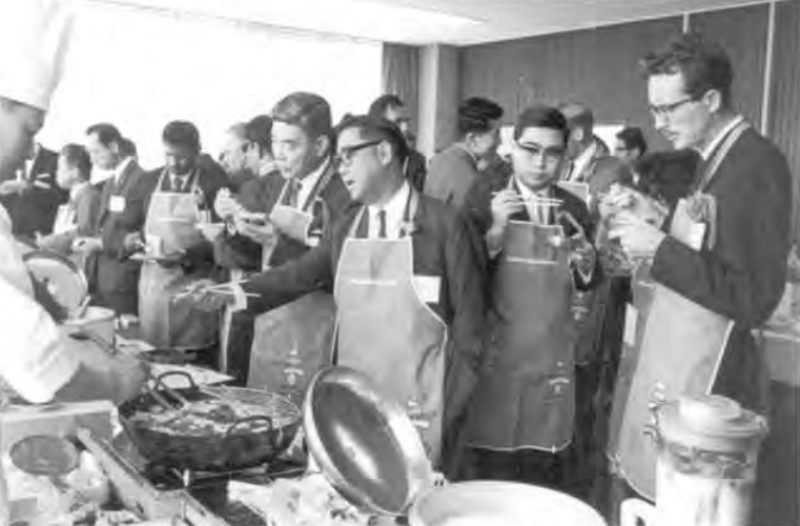 圖片攝於1967年4月的大阪樂聲牌展銷會，圖前排右三為蒙民偉。（圖片來源：《由樂聲牌電飯煲而起 蒙民偉和信興集團走過的道路》）