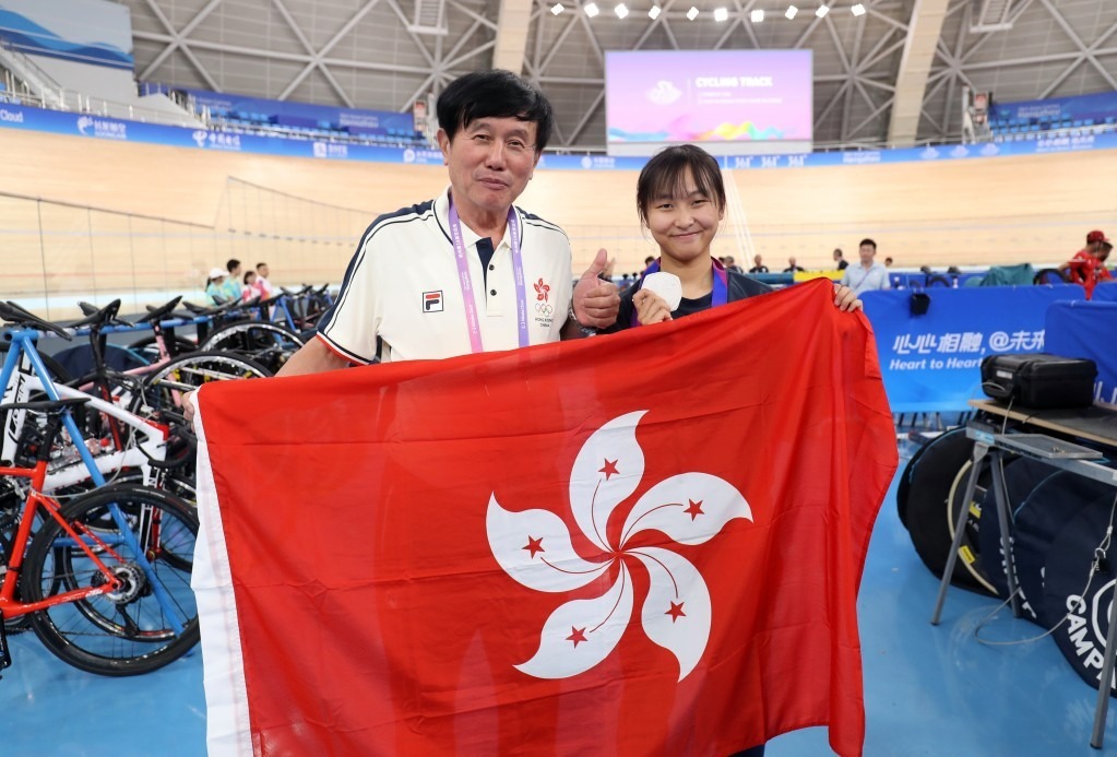 香港單車隊總教練沈金康為杭州亞運場地賽事進行總結時，較多談及年僅22歲的李思穎，並公開稱讚她「表現很好、還很年輕，有很大希望」。（圖片來源：港協暨奧委會）