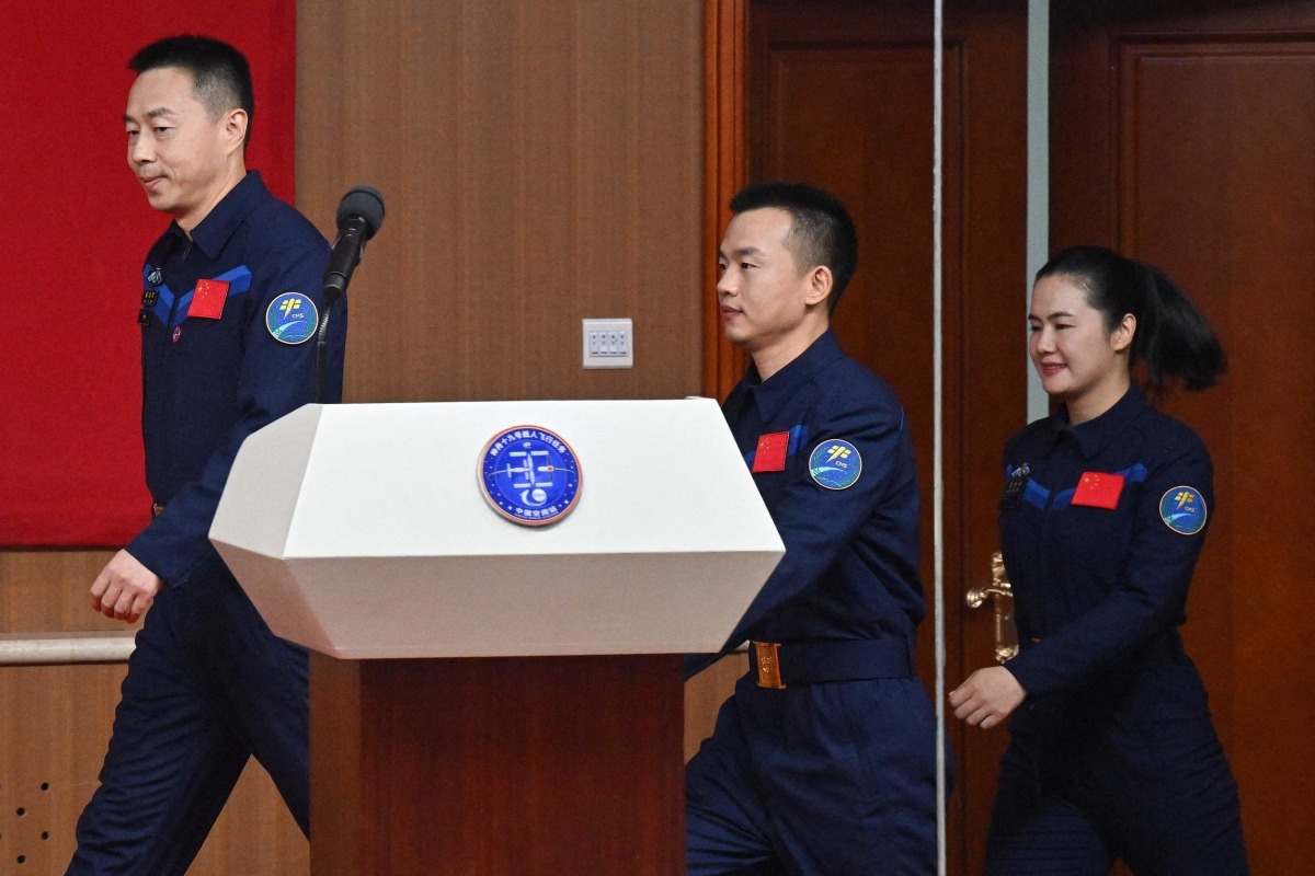 王浩澤(右)搭檔蔡旭哲(左)、宋令東(中)執行神舟十九號任務,駐守「天宮」半年。(圖片來源:視覺中國) 王浩澤(右)搭檔蔡旭哲(左)、宋令東(中)執行神舟十九號任務,駐守「天宮」半年。(圖片來源:視覺中國)