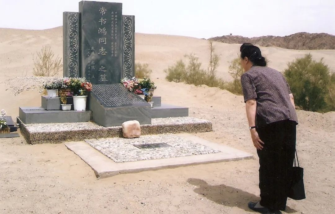 Chang Shuhong's daughter, Chang Shana (常沙娜), pays respects at her father's tombstone