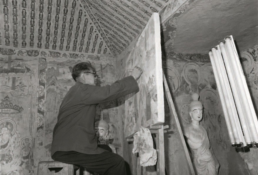 In June 1976, Chang Shuhong copying a mural in Cave 103 of the Mogao Caves. (Web Image)