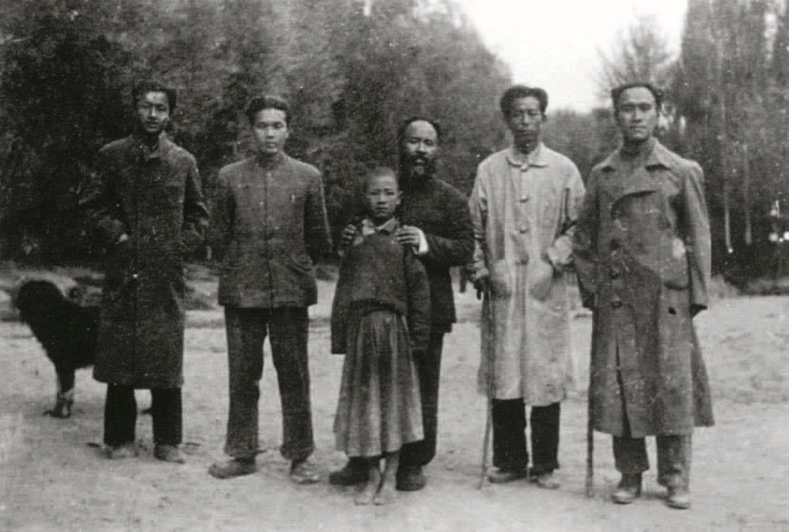 In 1949, Chang Shuhong and his party took a group photo in Dunhuang