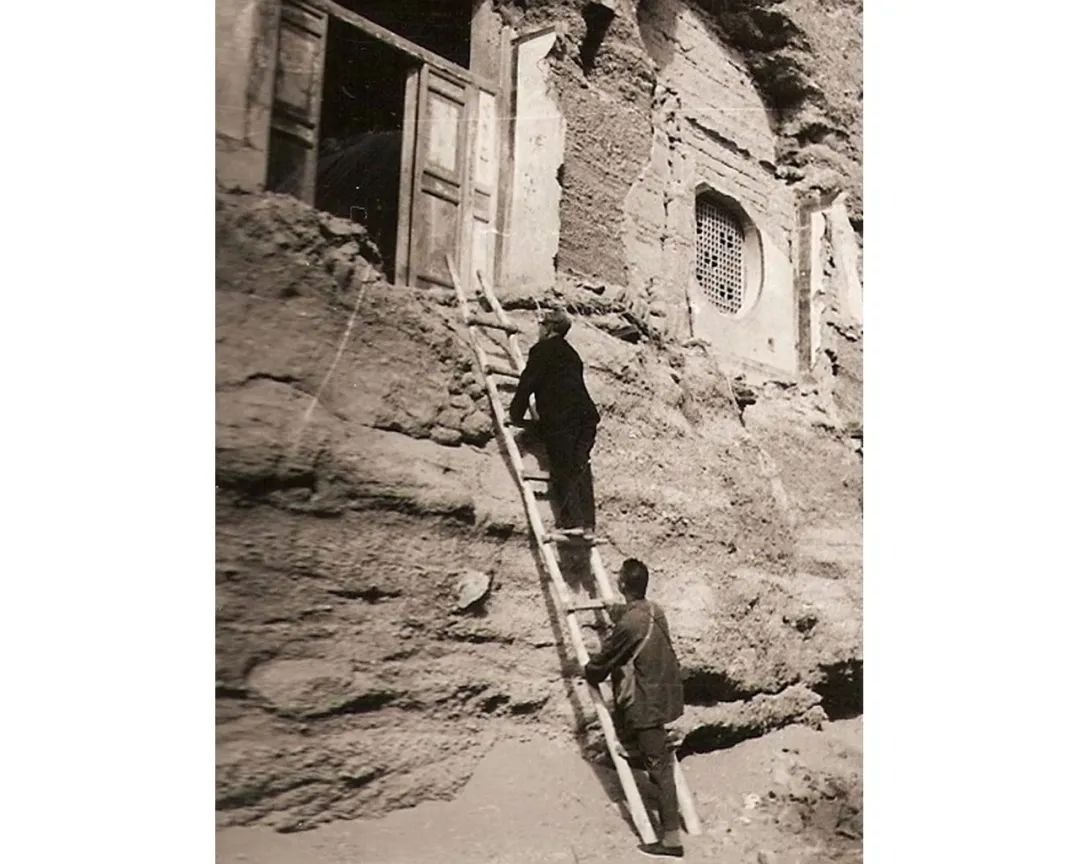 In early 1944, Chang Shuhong and his colleagues conducted a survey at the Mogao Caves.