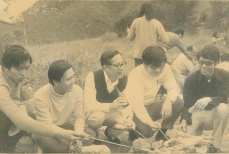 树仁大学创办人胡鸿烈（中）