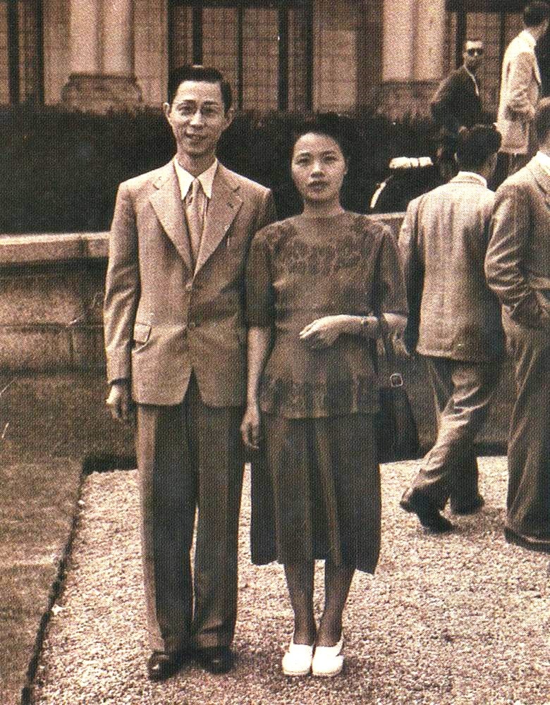 胡鸿烈（左）的太太钟期荣（右）年轻时合照