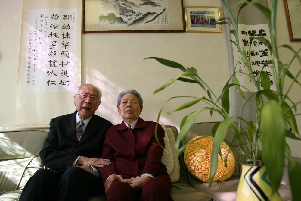 树仁大学创办人胡鸿烈及钟期荣夫妇在2007年获得“感动中国”年度人物