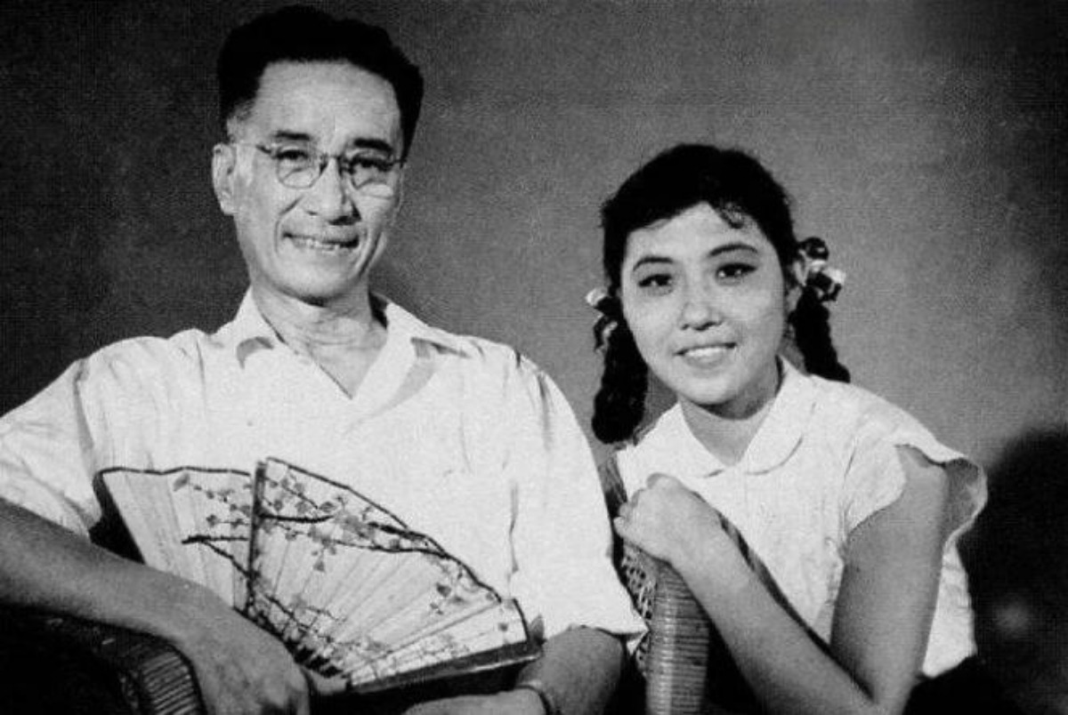祖籍汕头的蔡楚生（左）有《渔光曲》＇《一江春水向东流》等经典作品。图为他与演员的合照。
