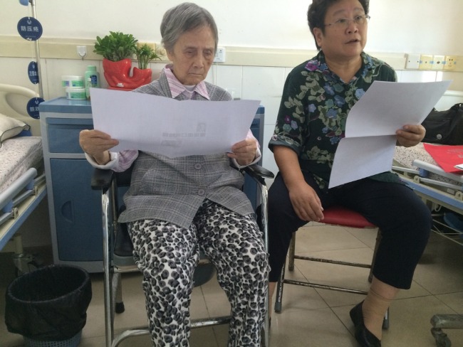 巢湘玲（左）晚年在深圳平静生活，她一直关系社会时事。