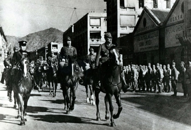 日军占领香港后立即搜捕在香港的爱国文化界人士。图为日军入城耀武扬威。