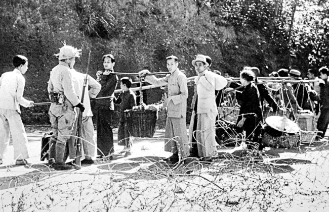 香港沦陷期间，居民出间常遭日军盘查。