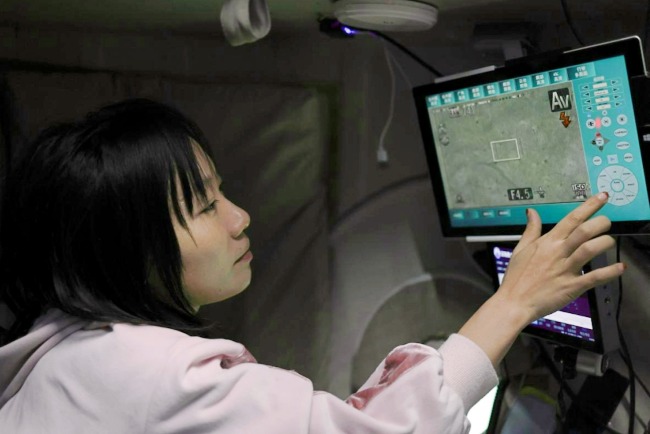 杜梦然是中国首位载人深潜航次女性首席科学家。图为她在“深海勇士”号载人潜水器舱内工作。