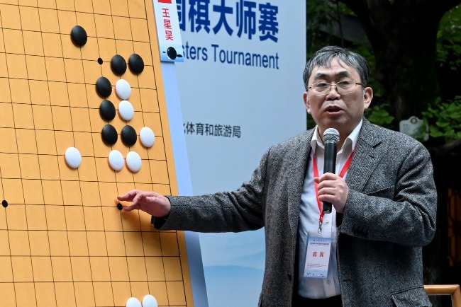 聶衛平視圍棋為生命，一生致力推廣和普及圍棋。