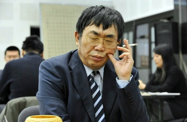 聶衛平是中國圍棋代表性人物，他曾經煙不離手，這難免對身體造傷害。
