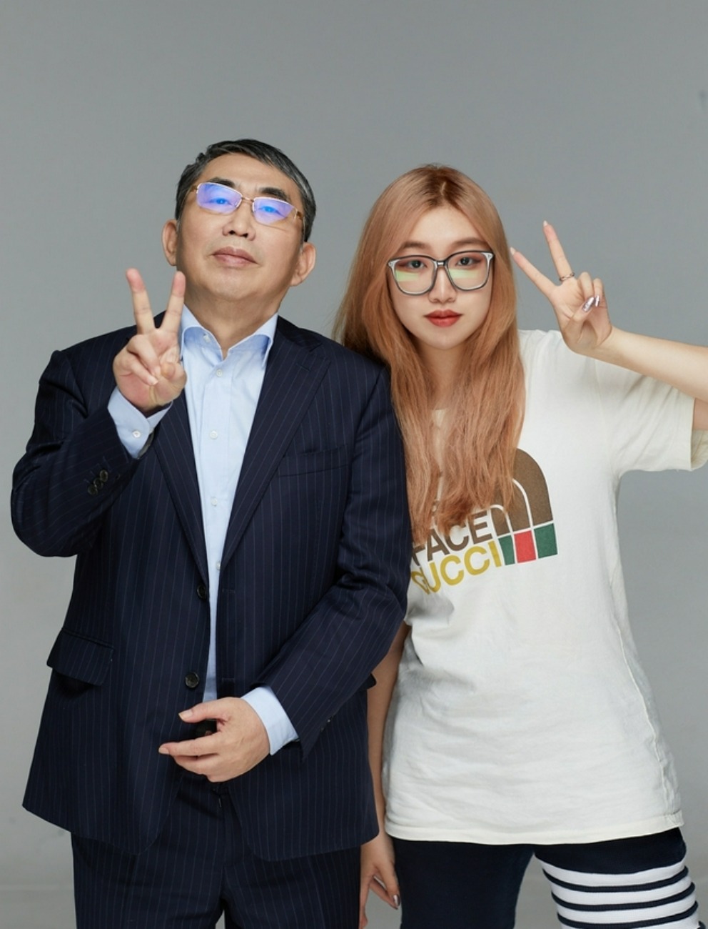 聶衛平的婚姻生活常成為大眾話題，他有三任妻子，第三任妻子比他小23歲。圖為他與第三任妻子的女兒聶雲菲合照。