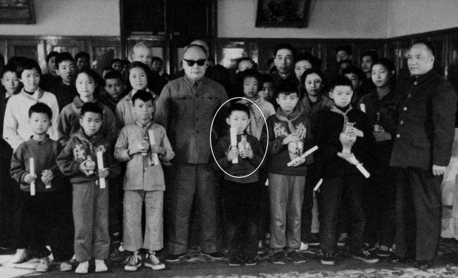 陳毅（中間戴墨鏡）是新中國圍棋事業的奠基者，照片中站在他身旁的，就是孩童時期的聶衛平。