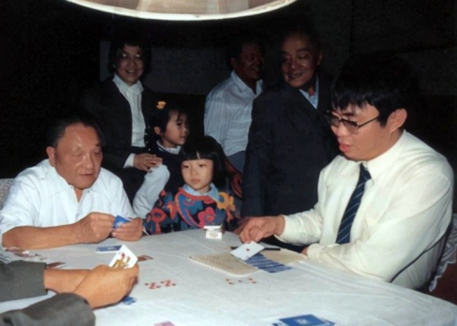 聶衛平（右）在牌桌上稱呼鄧小平為「老爺子」。